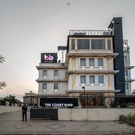 The Courtyard - Beyond Bar & Club Hotel Удайпур Екстериор снимка