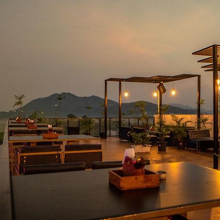 The Courtyard - Beyond Bar & Club Hotel Удайпур Екстериор снимка
