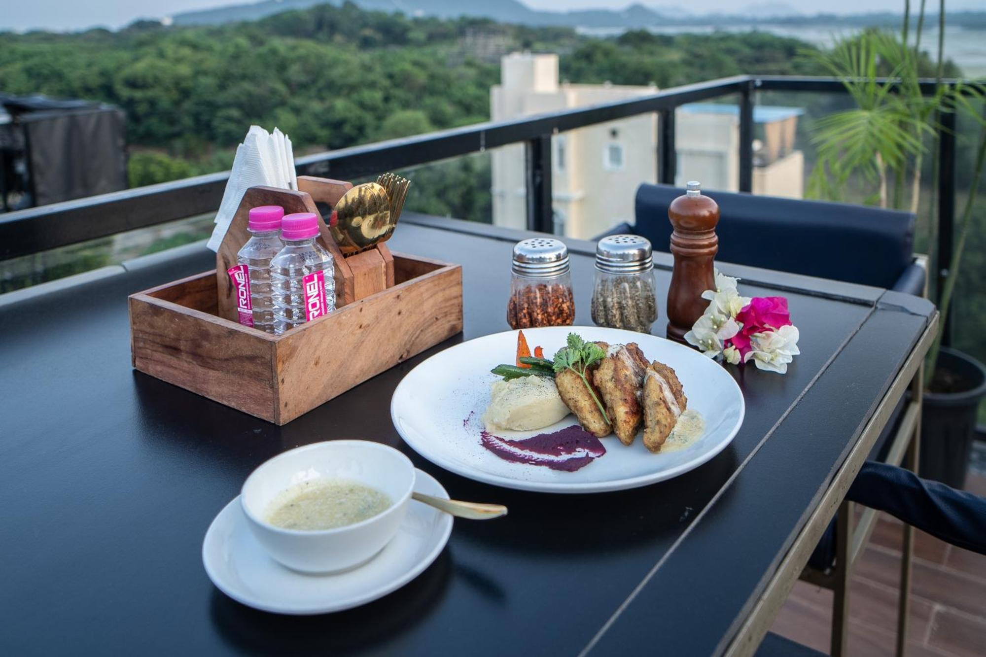 The Courtyard - Beyond Bar & Club Hotel Удайпур Екстериор снимка
