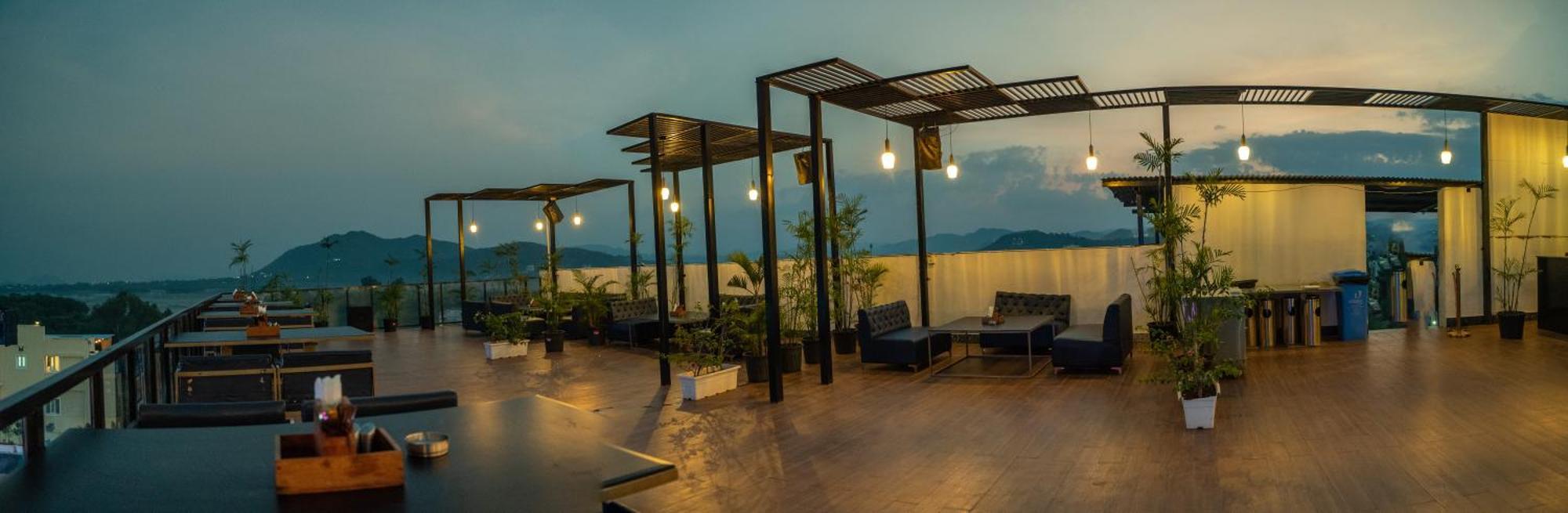 The Courtyard - Beyond Bar & Club Hotel Удайпур Екстериор снимка