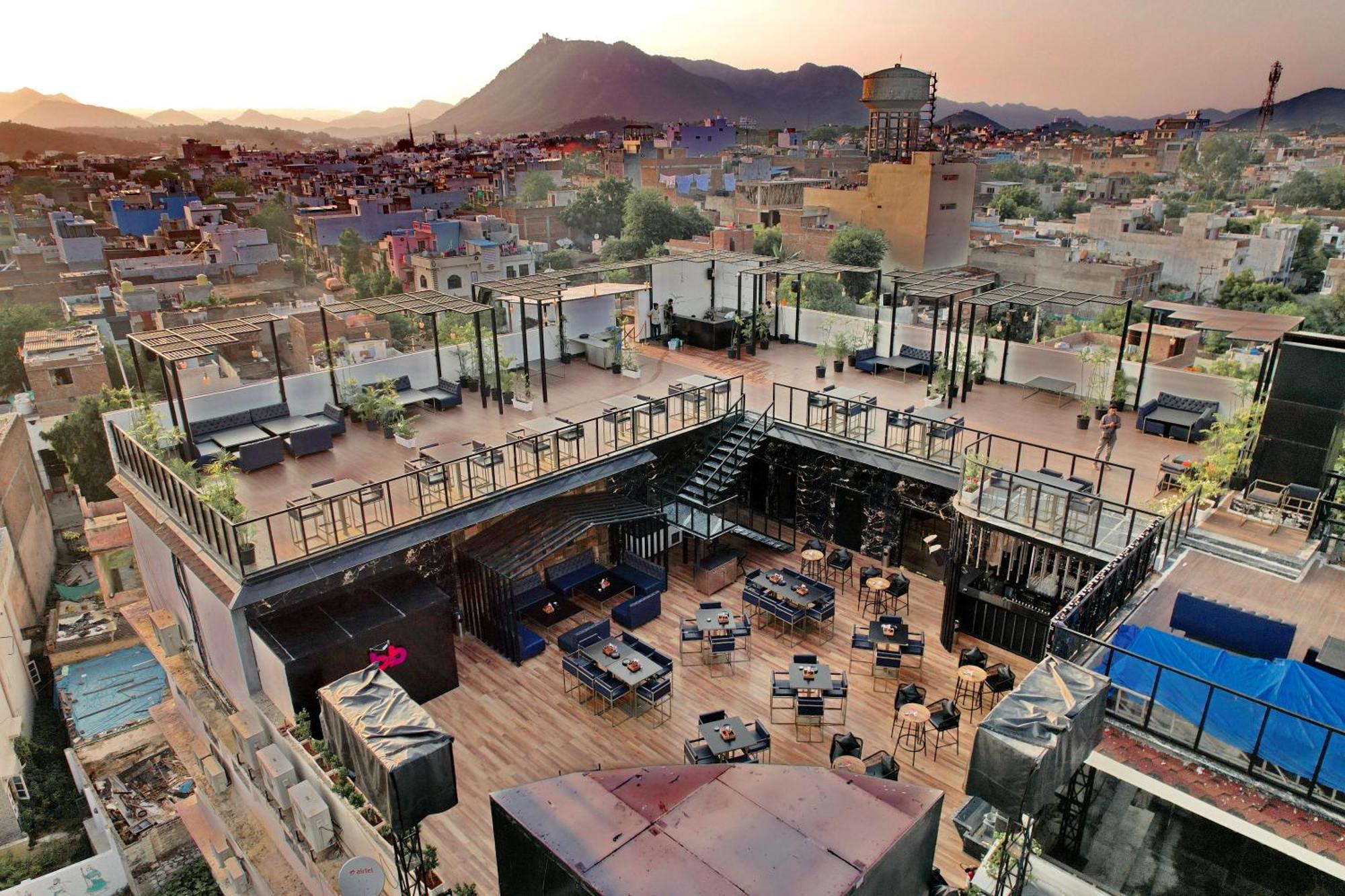 The Courtyard - Beyond Bar & Club Hotel Удайпур Екстериор снимка