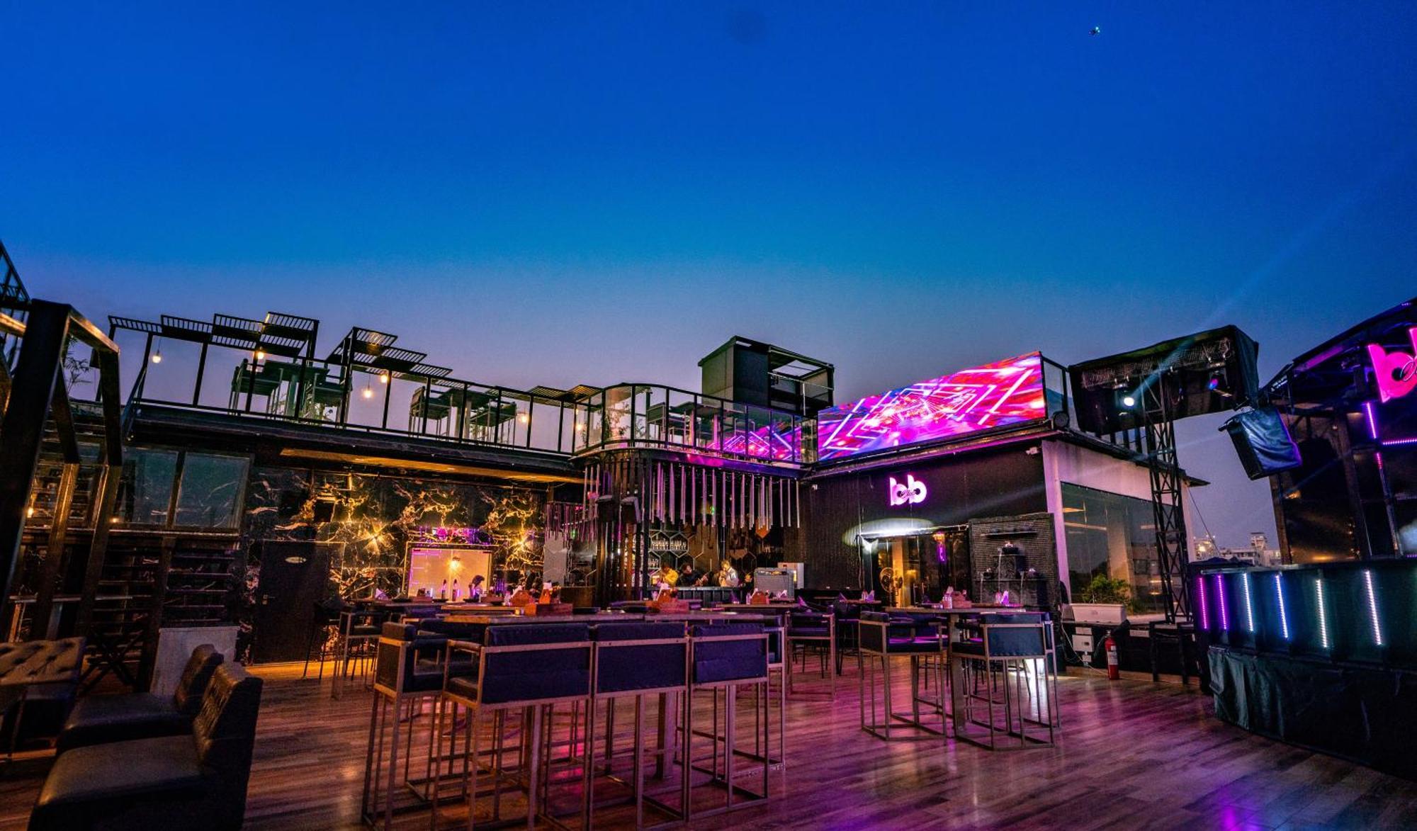 The Courtyard - Beyond Bar & Club Hotel Удайпур Екстериор снимка