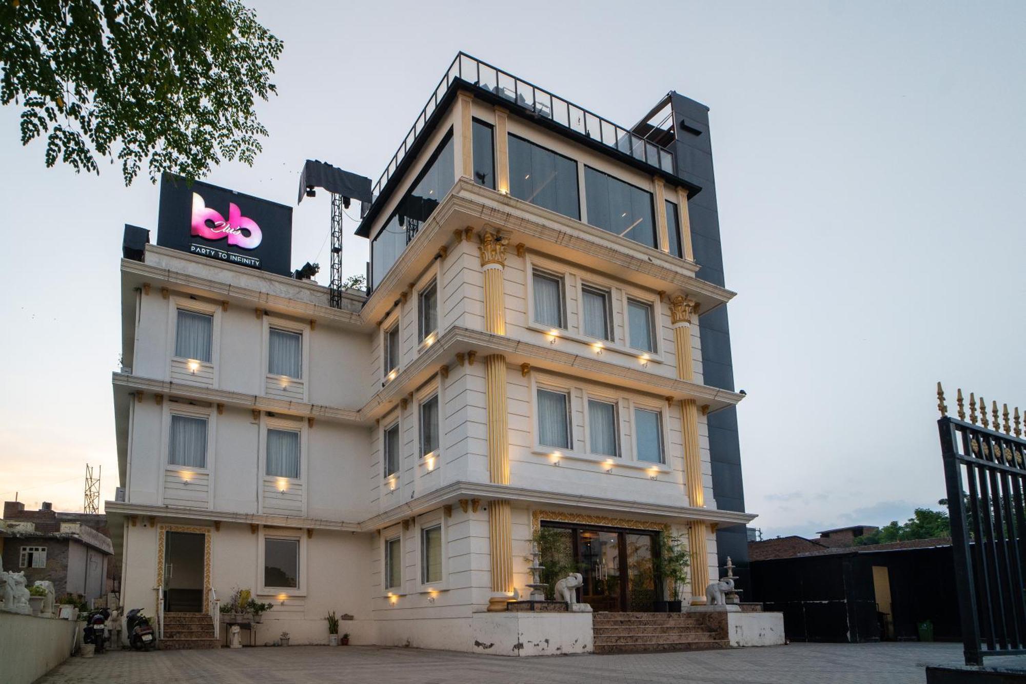 The Courtyard - Beyond Bar & Club Hotel Удайпур Екстериор снимка