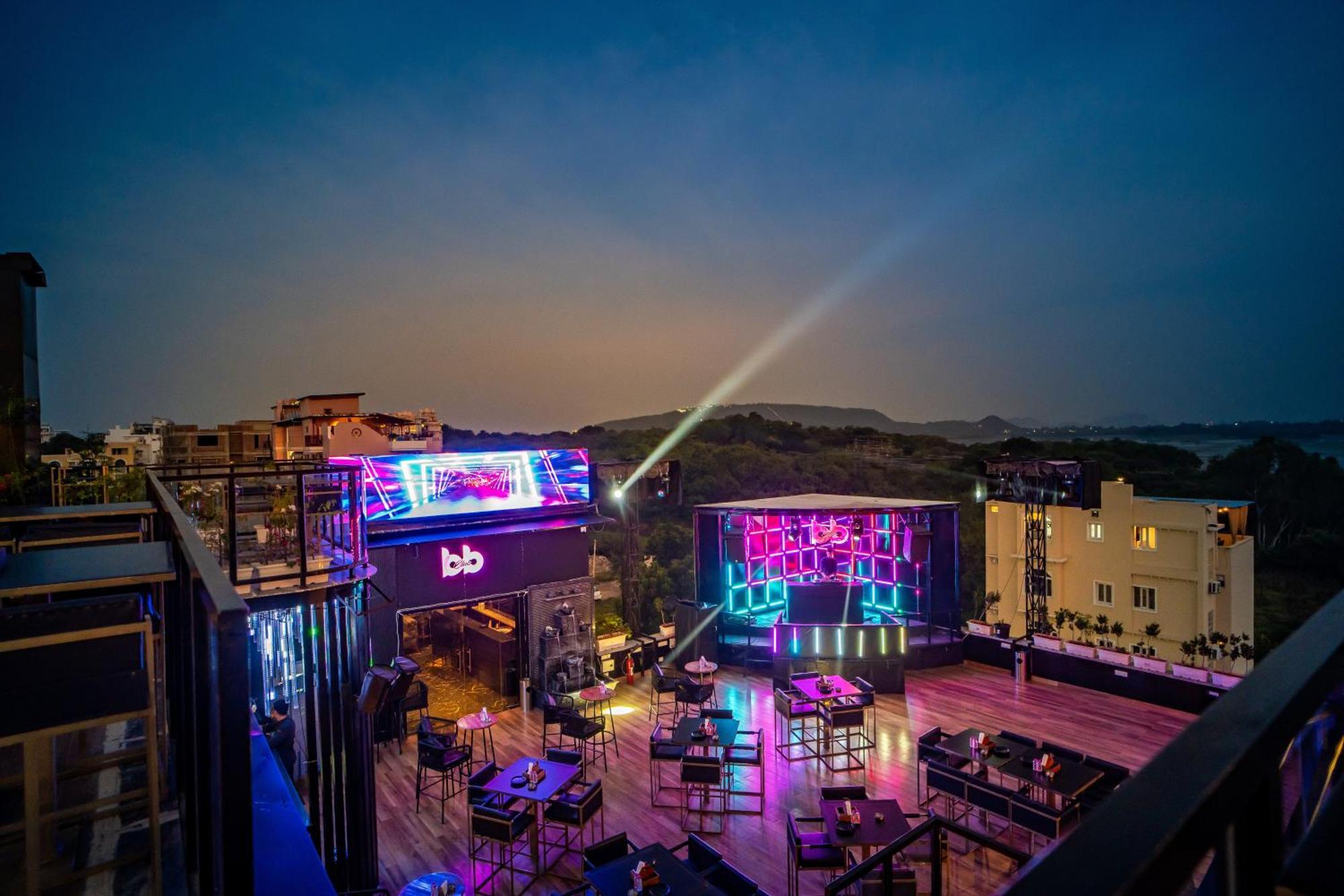 The Courtyard - Beyond Bar & Club Hotel Удайпур Екстериор снимка