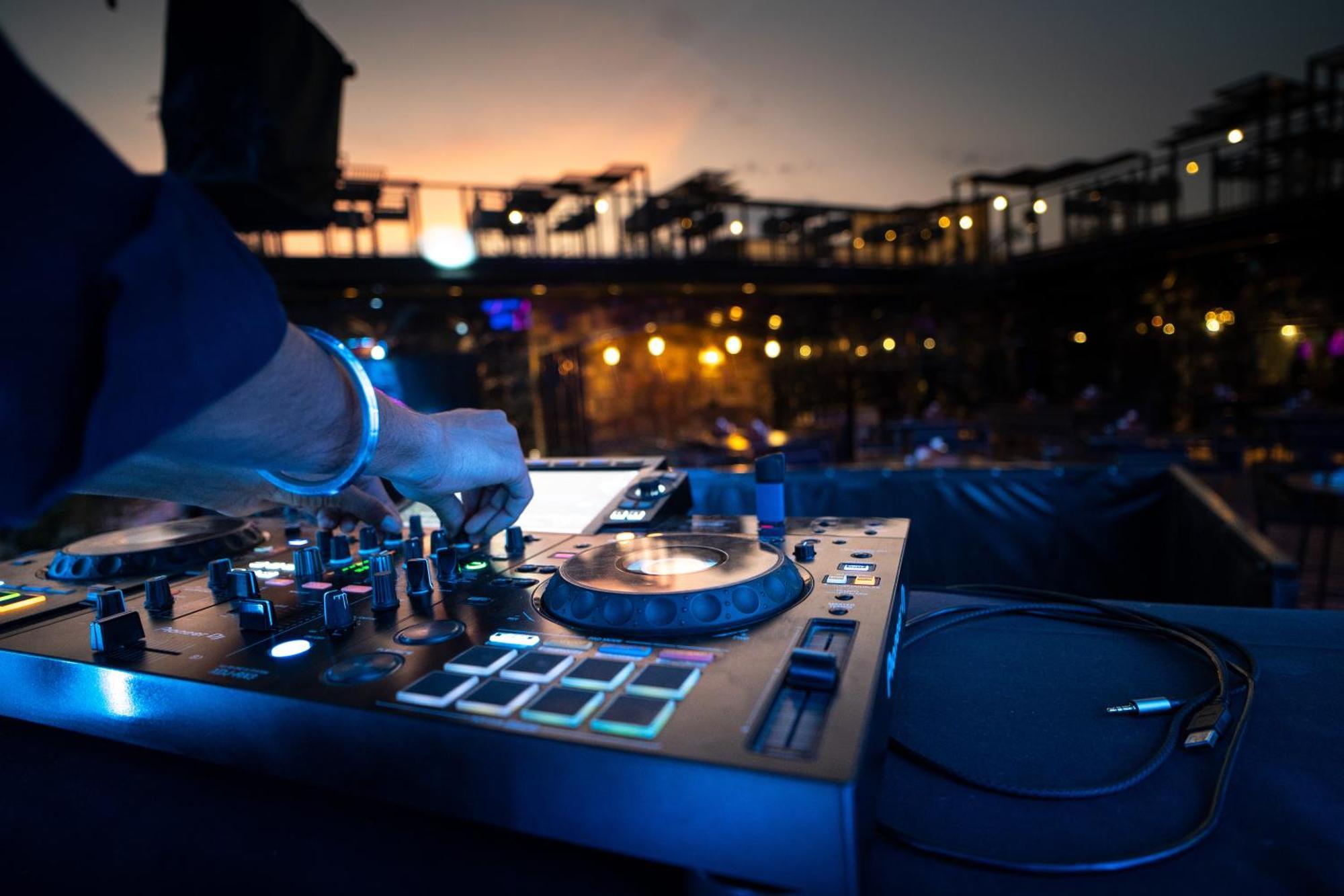 The Courtyard - Beyond Bar & Club Hotel Удайпур Екстериор снимка