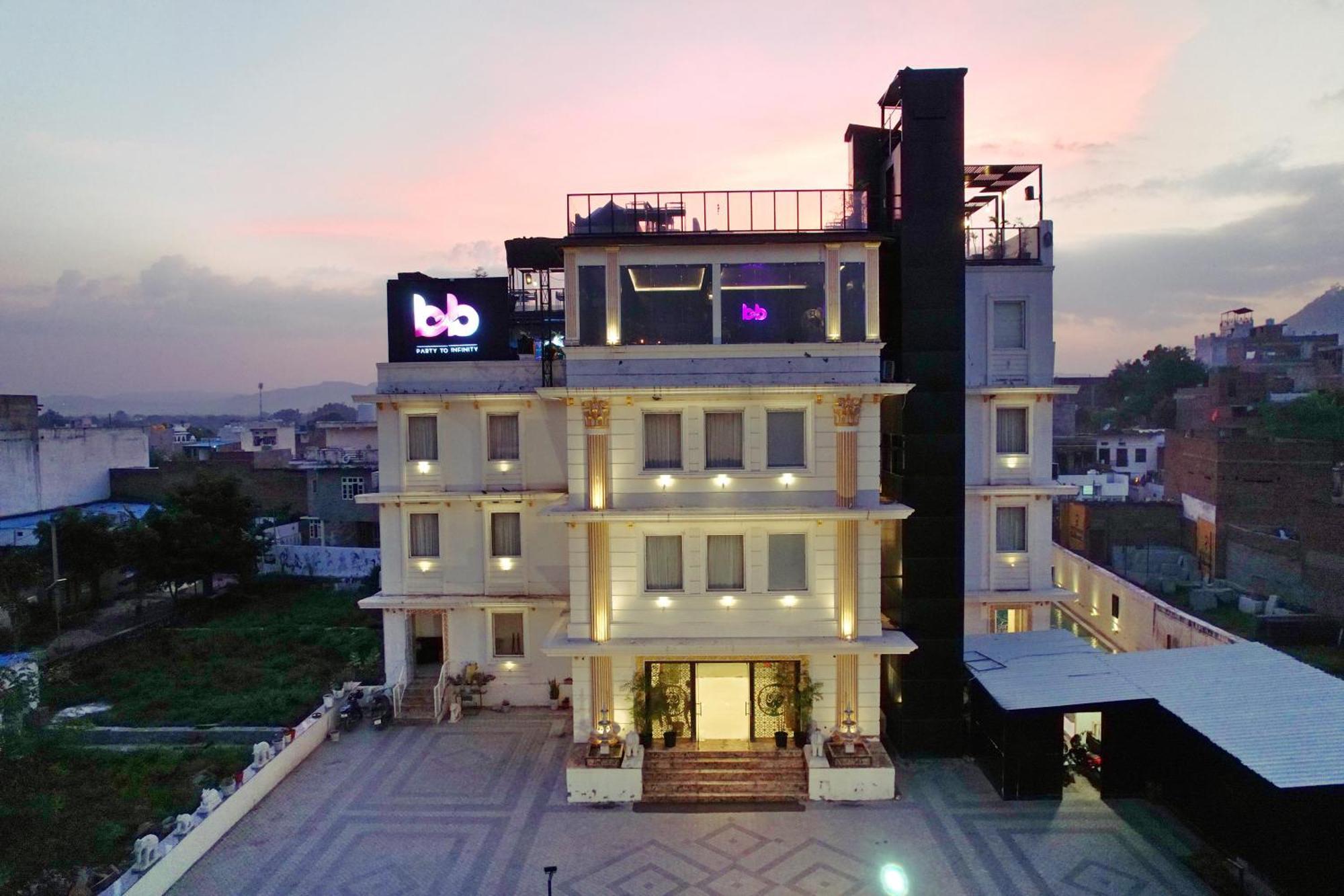 The Courtyard - Beyond Bar & Club Hotel Удайпур Екстериор снимка