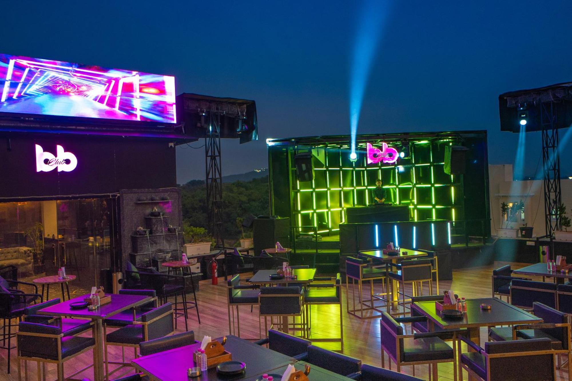 The Courtyard - Beyond Bar & Club Hotel Удайпур Екстериор снимка