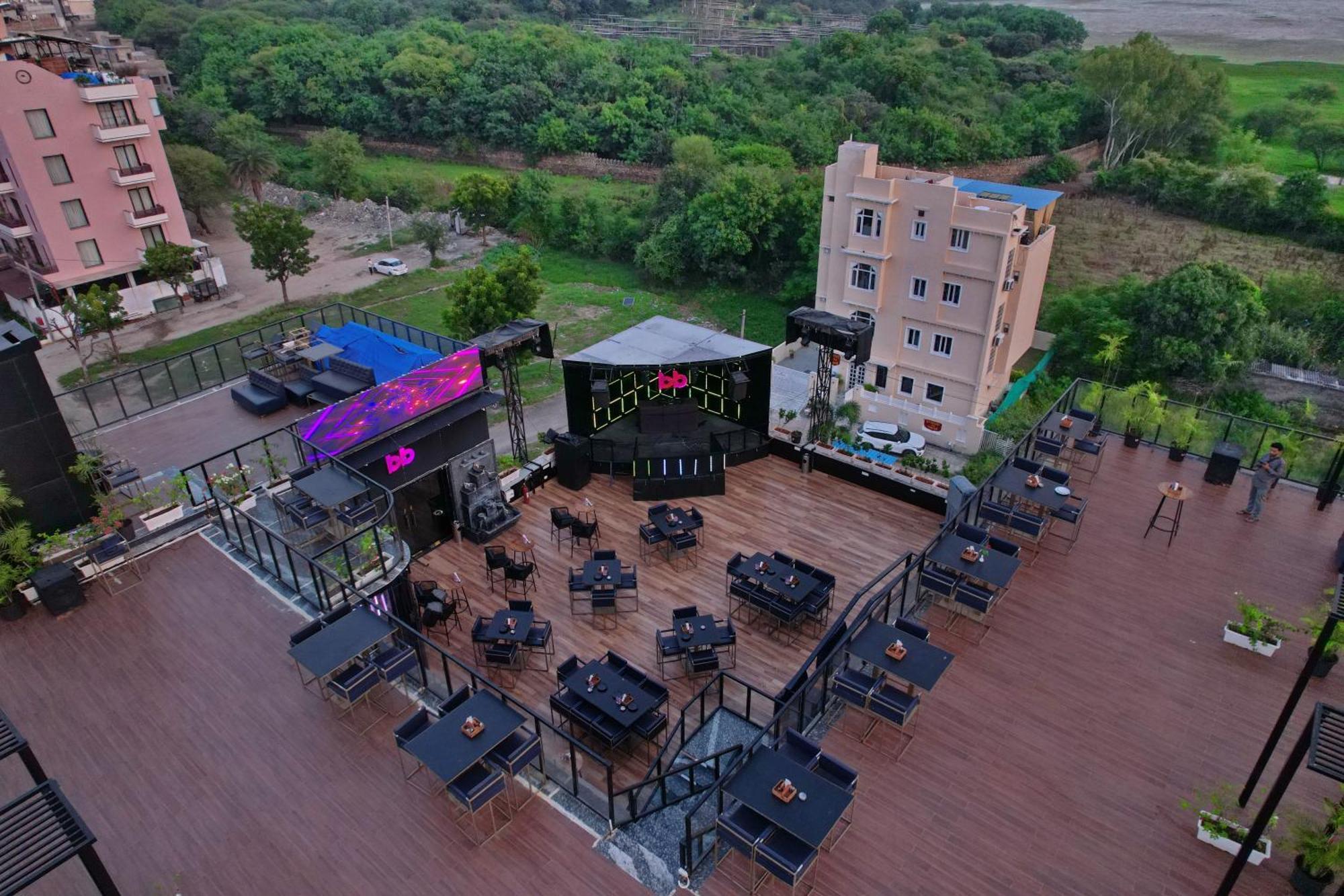 The Courtyard - Beyond Bar & Club Hotel Удайпур Екстериор снимка
