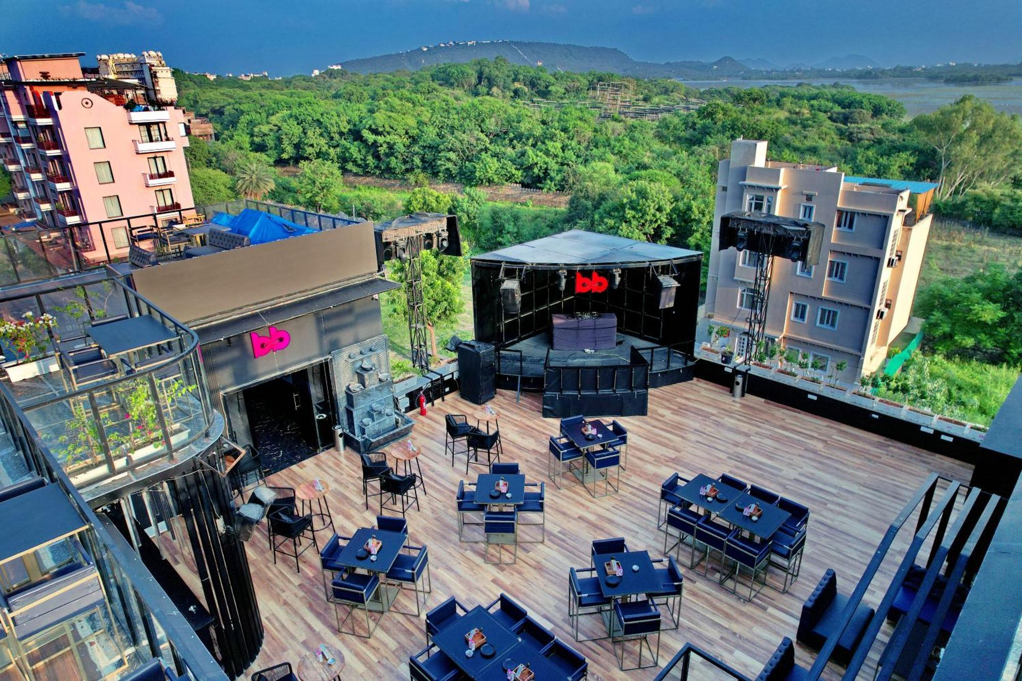 The Courtyard - Beyond Bar & Club Hotel Удайпур Екстериор снимка