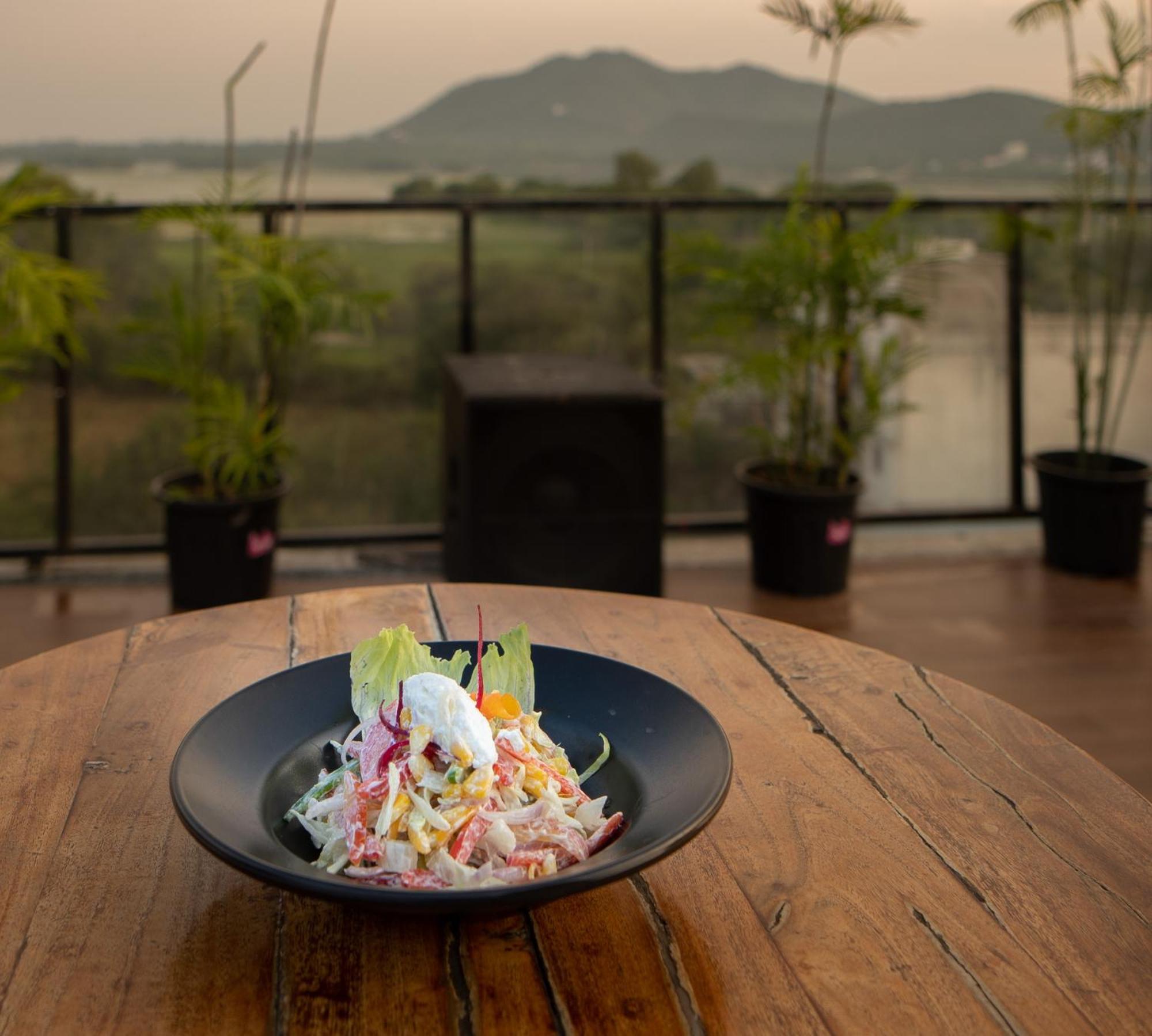 The Courtyard - Beyond Bar & Club Hotel Удайпур Екстериор снимка