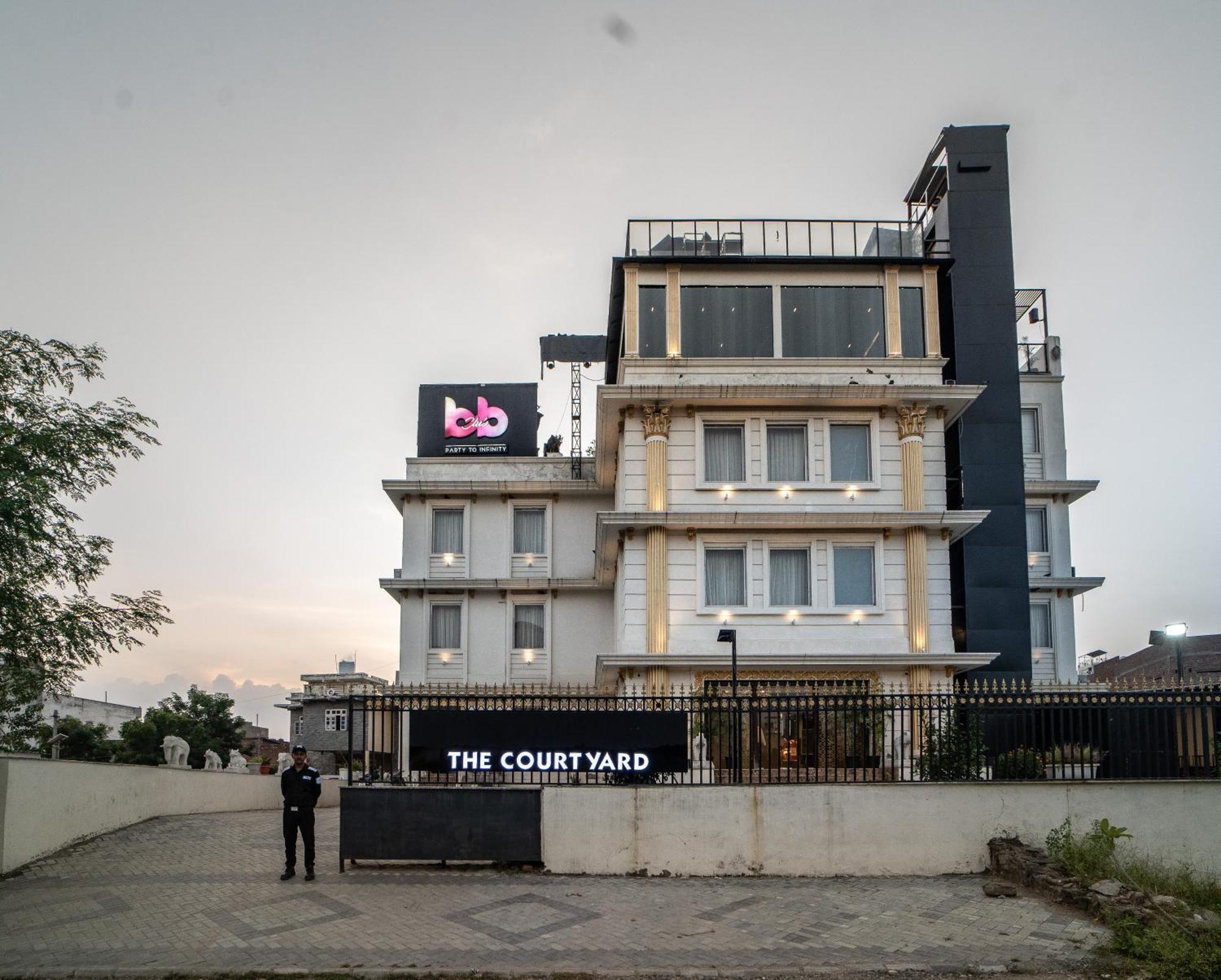 The Courtyard - Beyond Bar & Club Hotel Удайпур Екстериор снимка