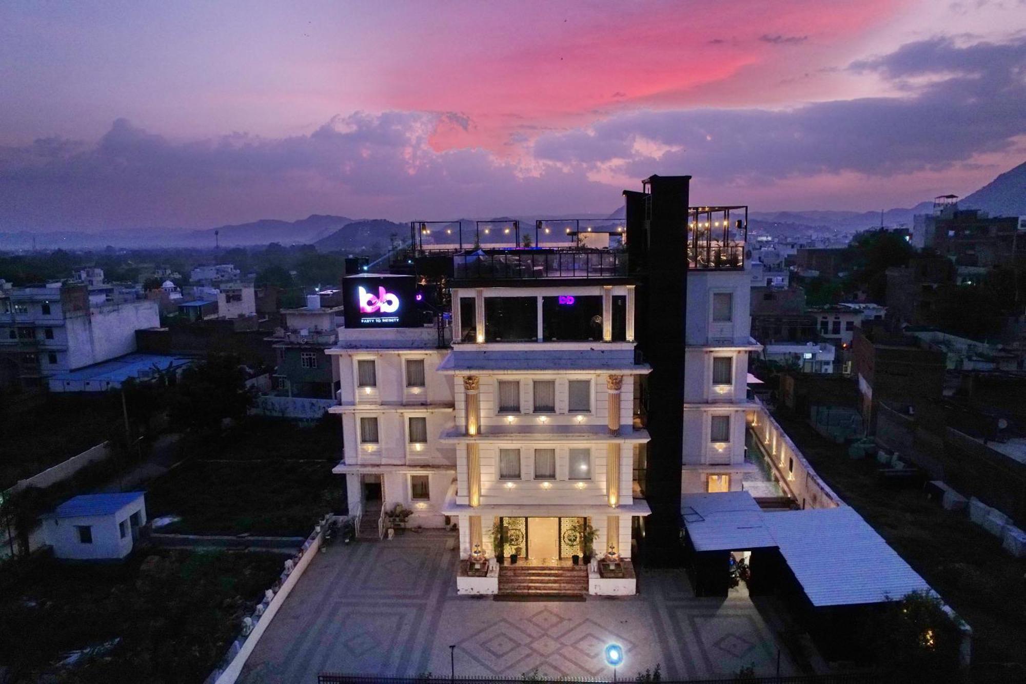 The Courtyard - Beyond Bar & Club Hotel Удайпур Екстериор снимка