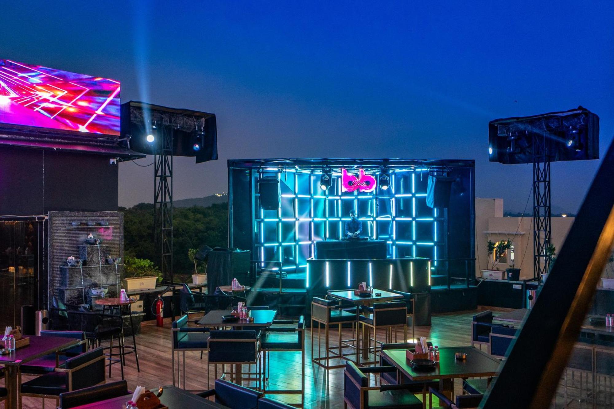 The Courtyard - Beyond Bar & Club Hotel Удайпур Екстериор снимка