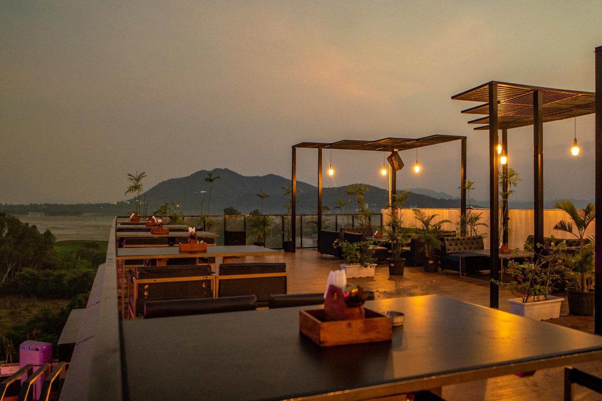 The Courtyard - Beyond Bar & Club Hotel Удайпур Екстериор снимка