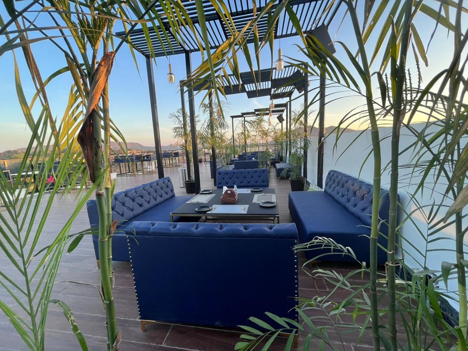 The Courtyard - Beyond Bar & Club Hotel Удайпур Екстериор снимка